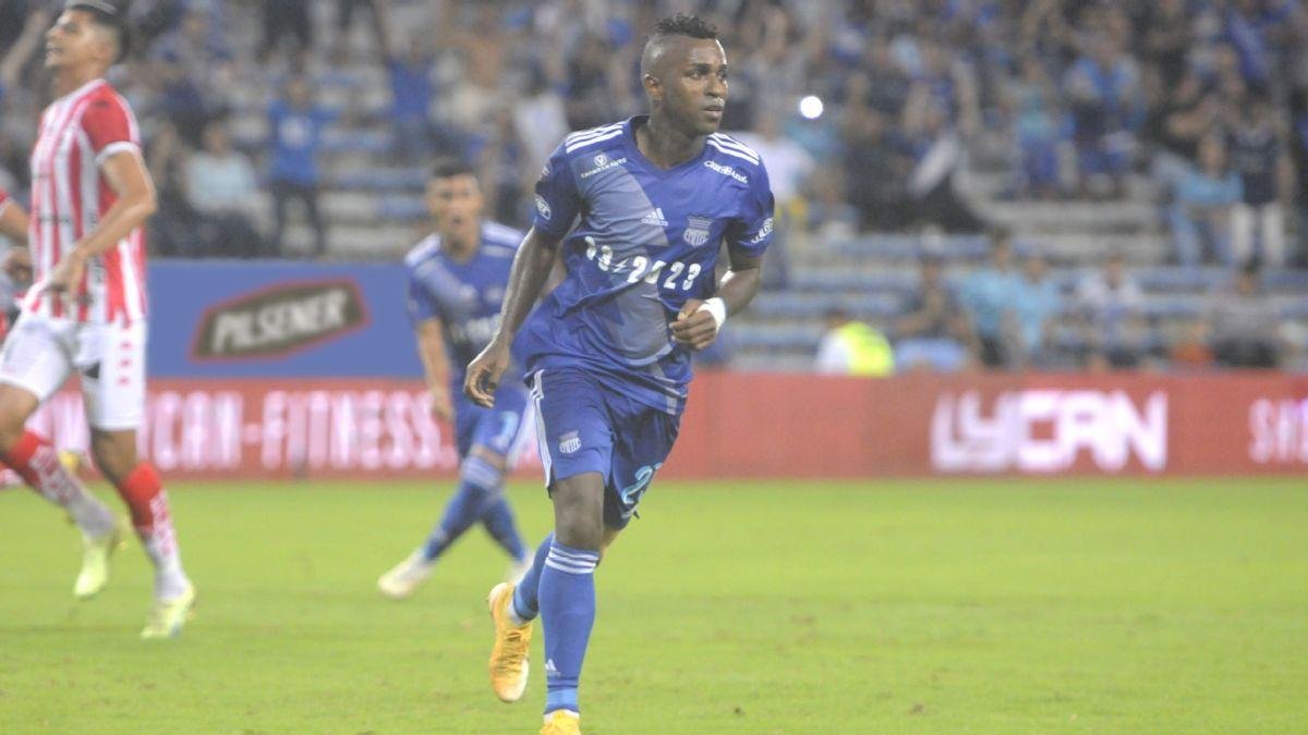 Miller Bolaños (d) no logra recuperarse de una molestia física, por lo que estará ausente en Emelec.
