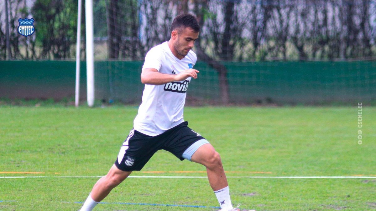 Joseph Espinoza, volante de Emelec en un entrenamiento para recibir a Independiente del Valle.