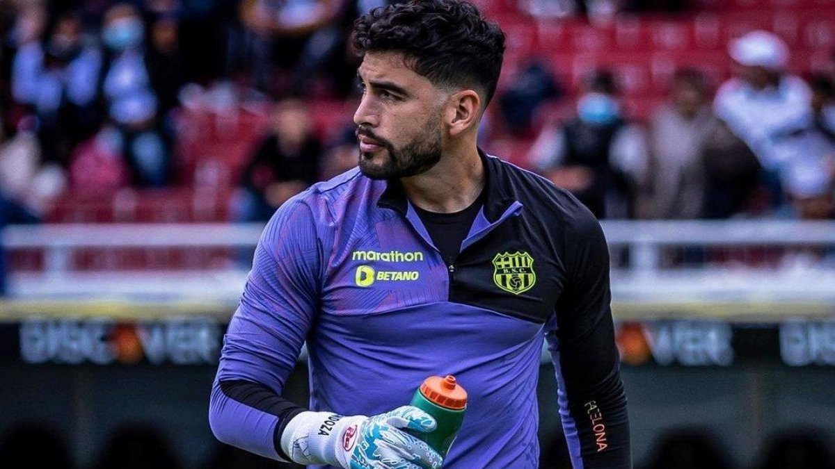 Víctor Mendoza, arquero del Barcelona que va por su segundo encuentro.