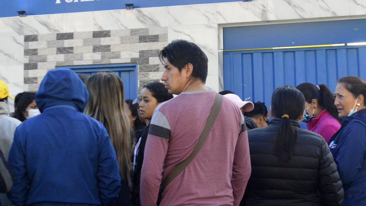 Luego de las protestas afuera de la institución, algunos padres de familia decidieron retirar de las clases a sus hijos.