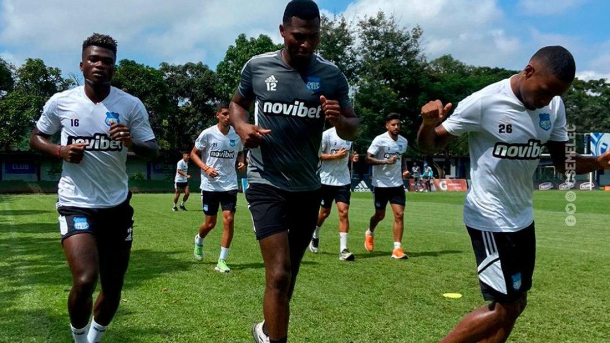 La plantilla eléctrica, durante una práctica en el Polideportivo los Samanes, previo al viaje a Paraguay.