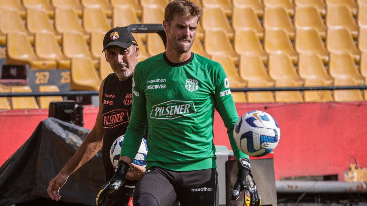 Javier Burrai volverá a la titularidad en Barcelona.