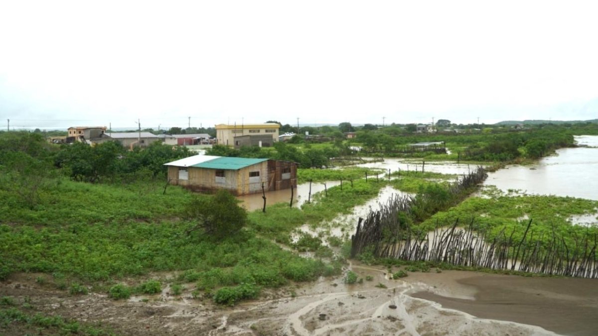 Si continúa lloviendo en comunidades peninsulares seguirá la inundación.