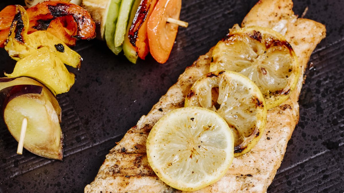 pescado al horno acompañado de arroz y ensalada es una buena opción.