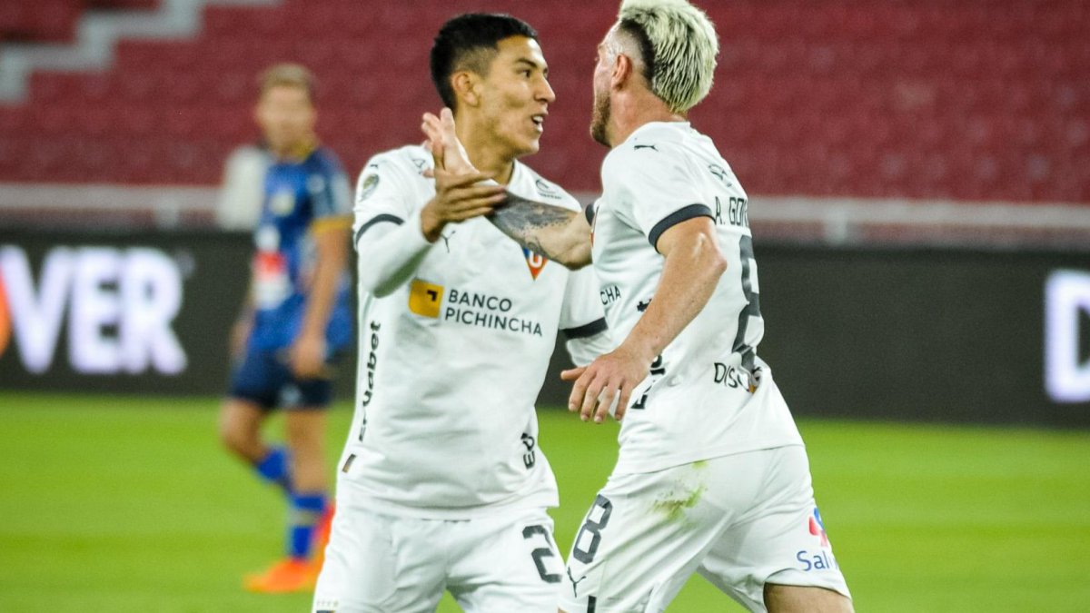 Sebastián González y Ángel González en el festejo del empate de Liga de Quito.