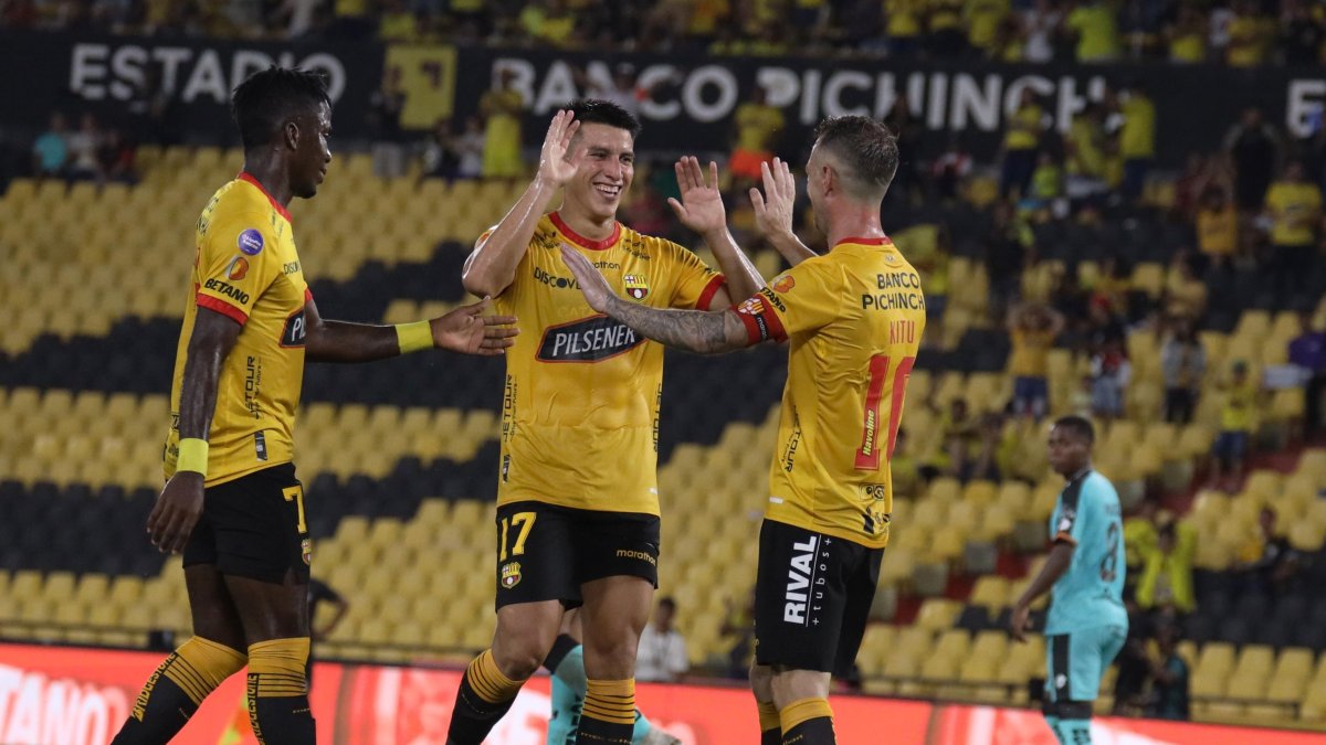 Fernando Gaibor (c) y Damián Díaz (d) pasaron de la rivalidad a convertirse en buenos amigos.