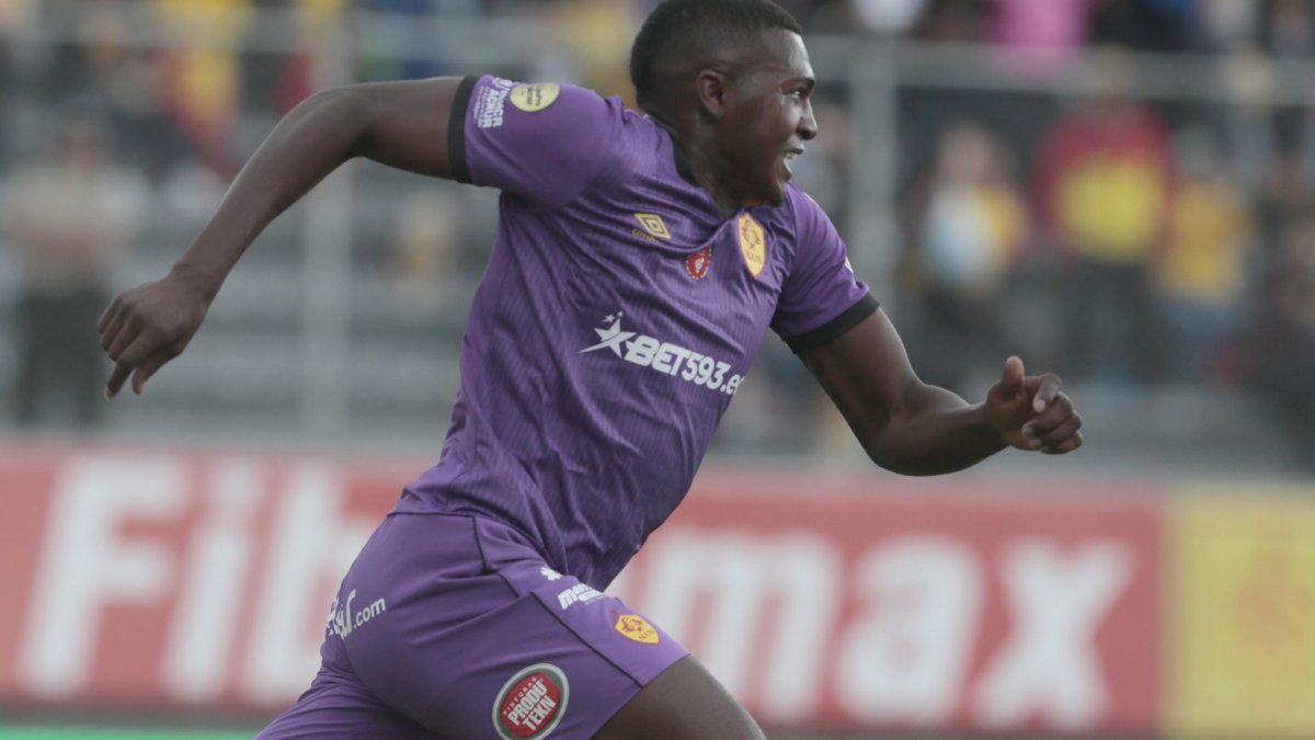 Kavier Ortiz hizo el gol salvador del campeón nacional, Aucas, que sigue con vida en la pelea por la primera etapa.