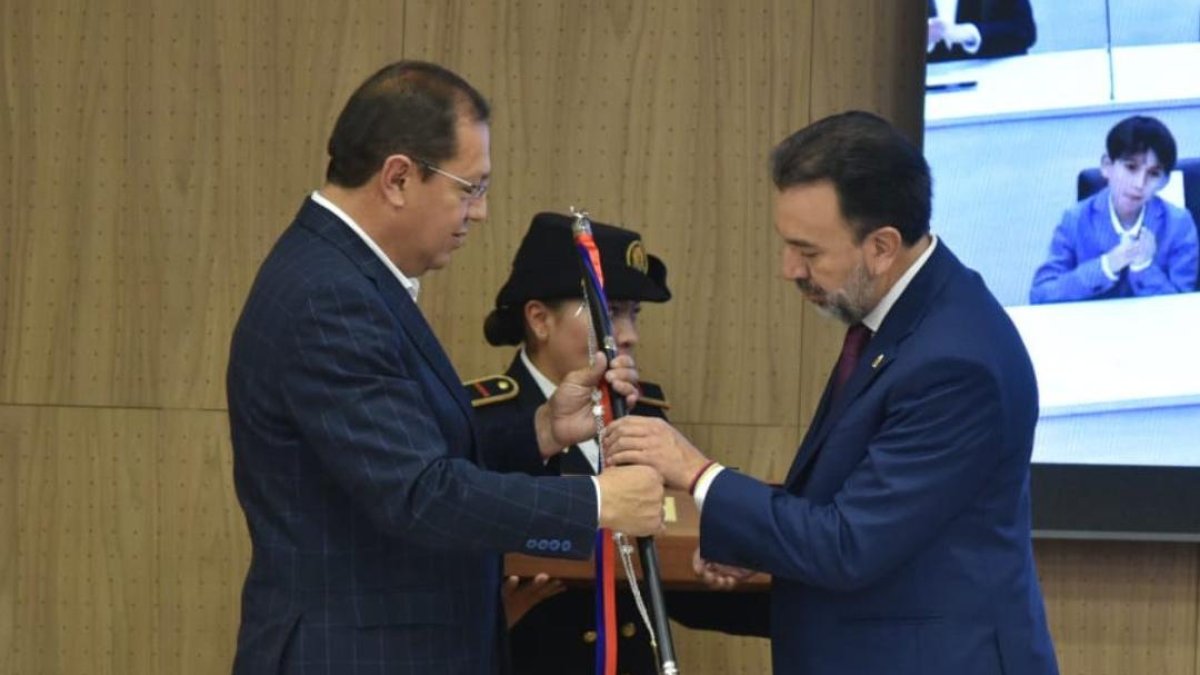 Santiago Guarderas entrega el bastón de mando de la ciudad a Pabel Muñoz, nuevo alcalde de Quito