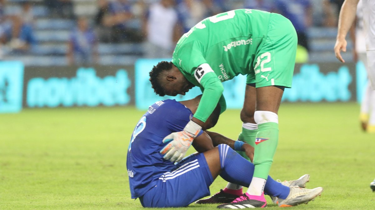 El Cuco Angulo había fallado el penal y Alexander Domínguez trata de consolarlo.