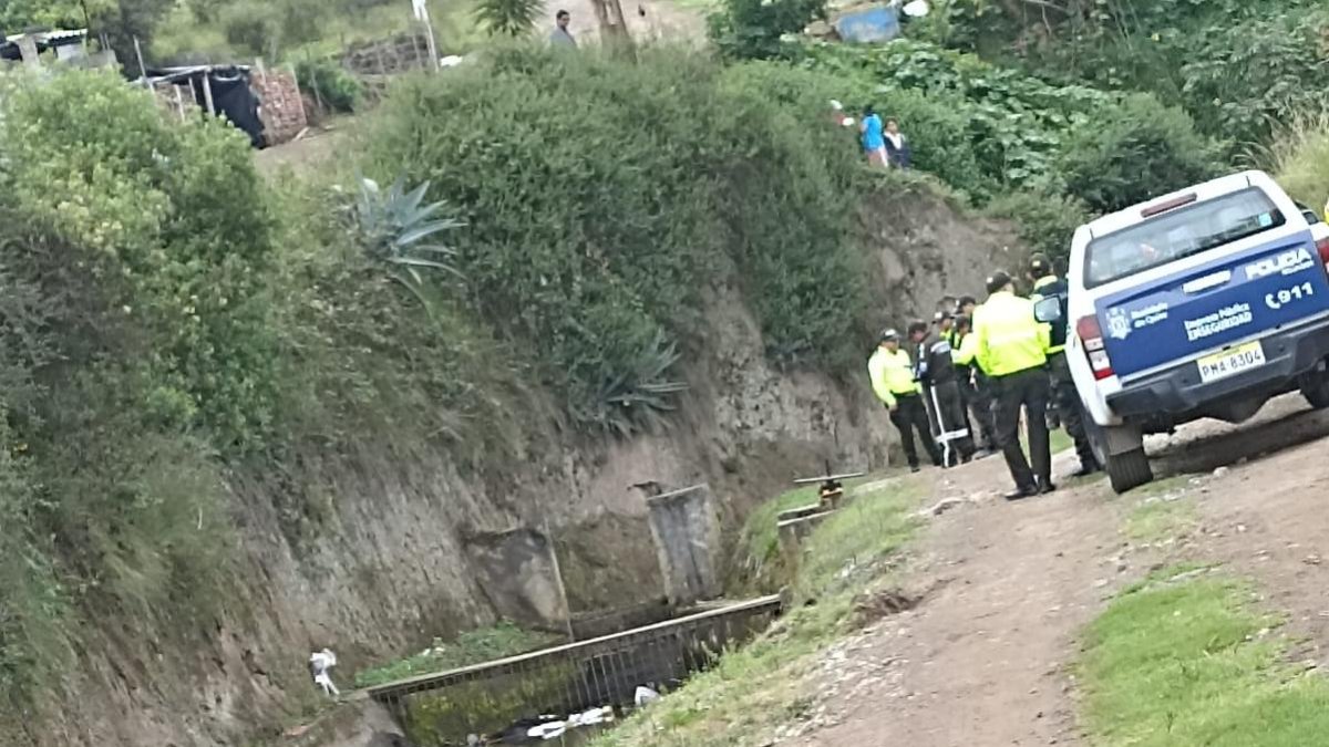 Los agentes de Policía fueron al lugar para el levantamiento del cadáver.
