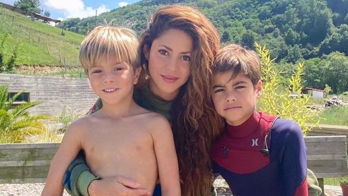 La cantante colombiana con sus hijos.