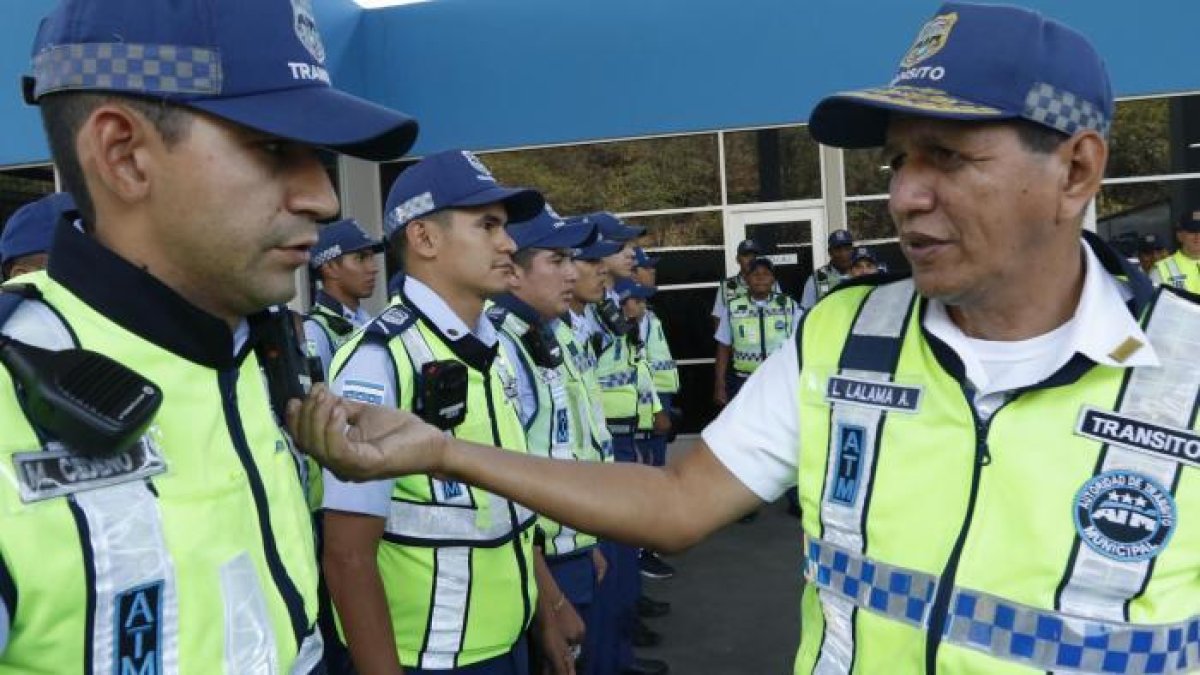 Figura. El general Luis Lalama y personal de la ATM.