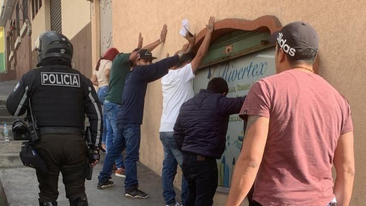 La policía investiga a unos sujetos que, al parecer,  secuestraban a sus víctimas para exigir dinero.