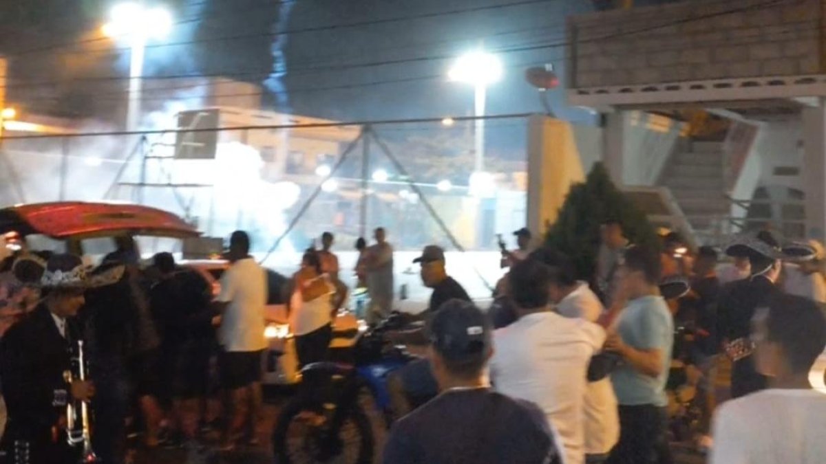 Hasta pirotecnia hubo en el velorio de Jefferson Emilio Santana López, alias Moro.