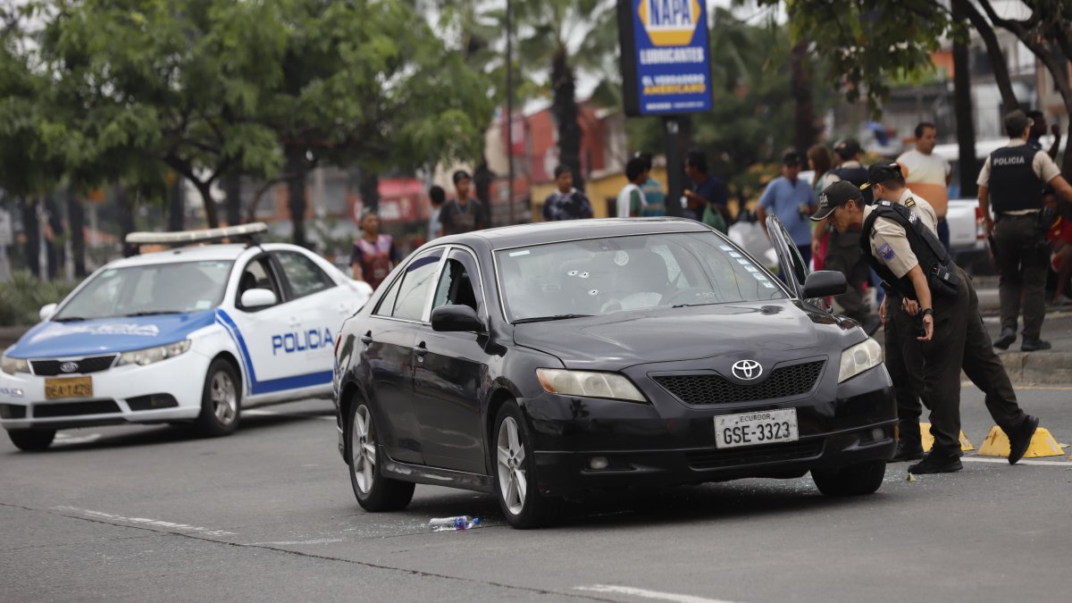El vehículo en el que se movilizaba el ciudadano asesinado en la avenida Francisco de Orellana quedó con orificios provocados por los proyectiles de armas.