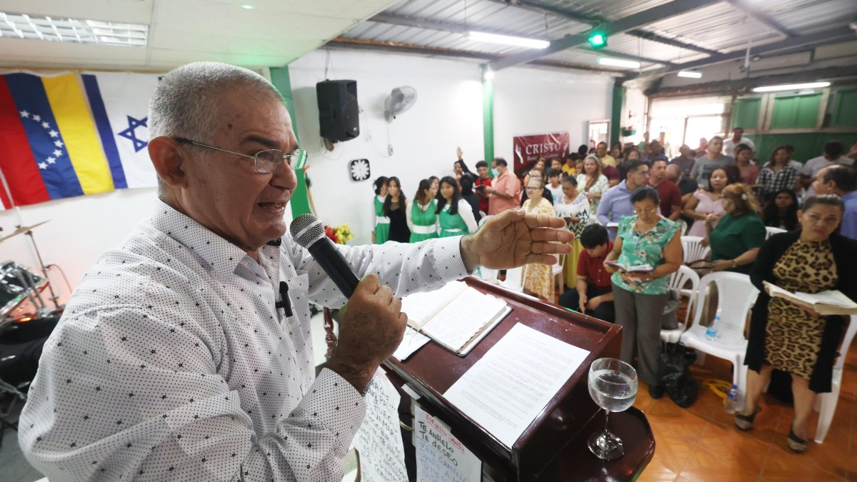 Jhonny Constante en plena actividad pastoral de la iglesia Misionera Azriel, al norte de Guayaquil.