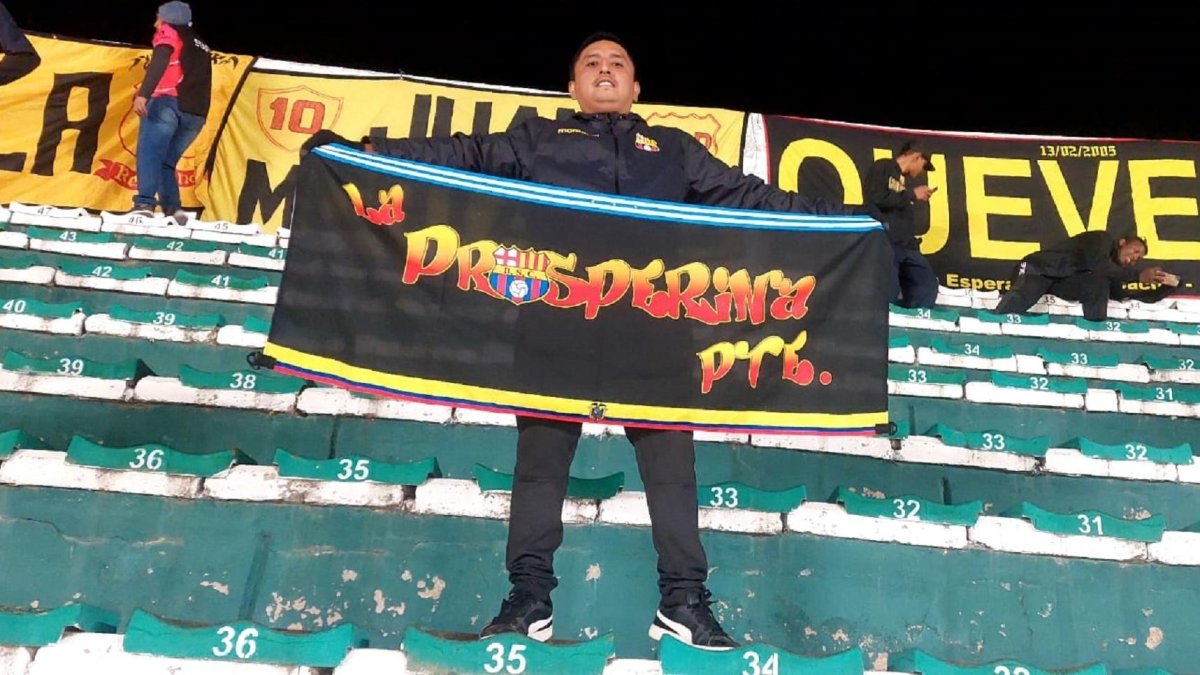 Juan Francisco Anchundia en el estadio Hernando Siles de La Paz con la bandera de La Prosperina.
