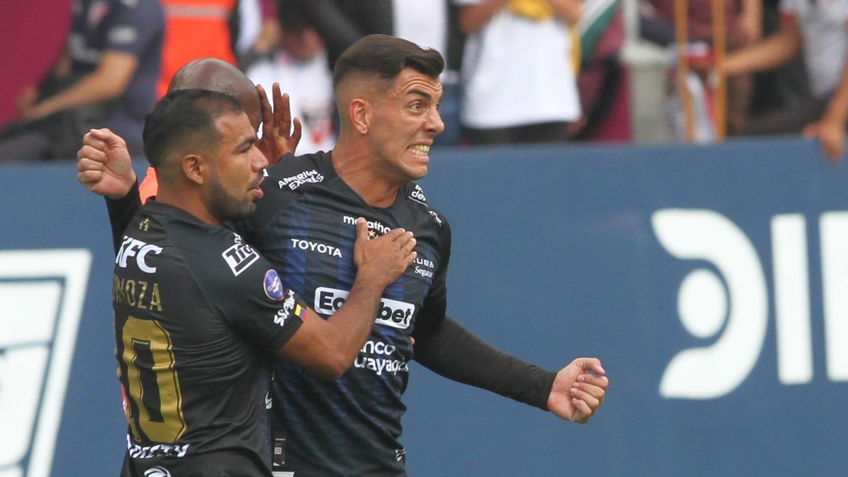 Juniors Sornoza y el goleador Michael Hoyos de Independiente del Valle.