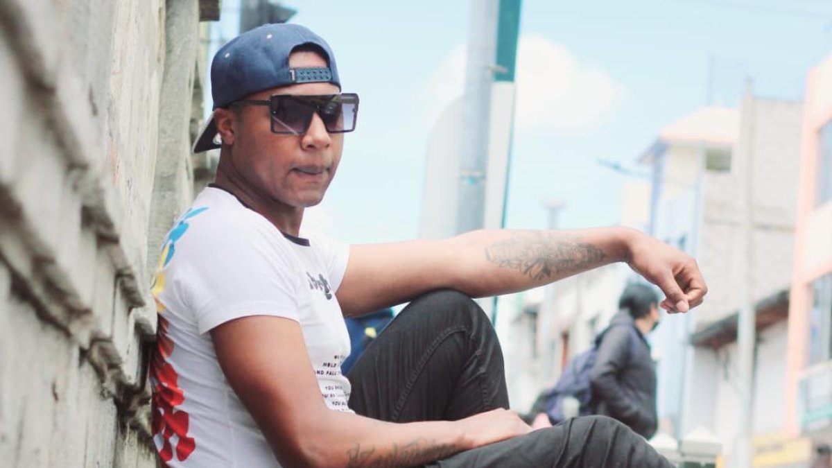 El ibarreño también se dedica a hacer edición multimedia y es corista de artistas.