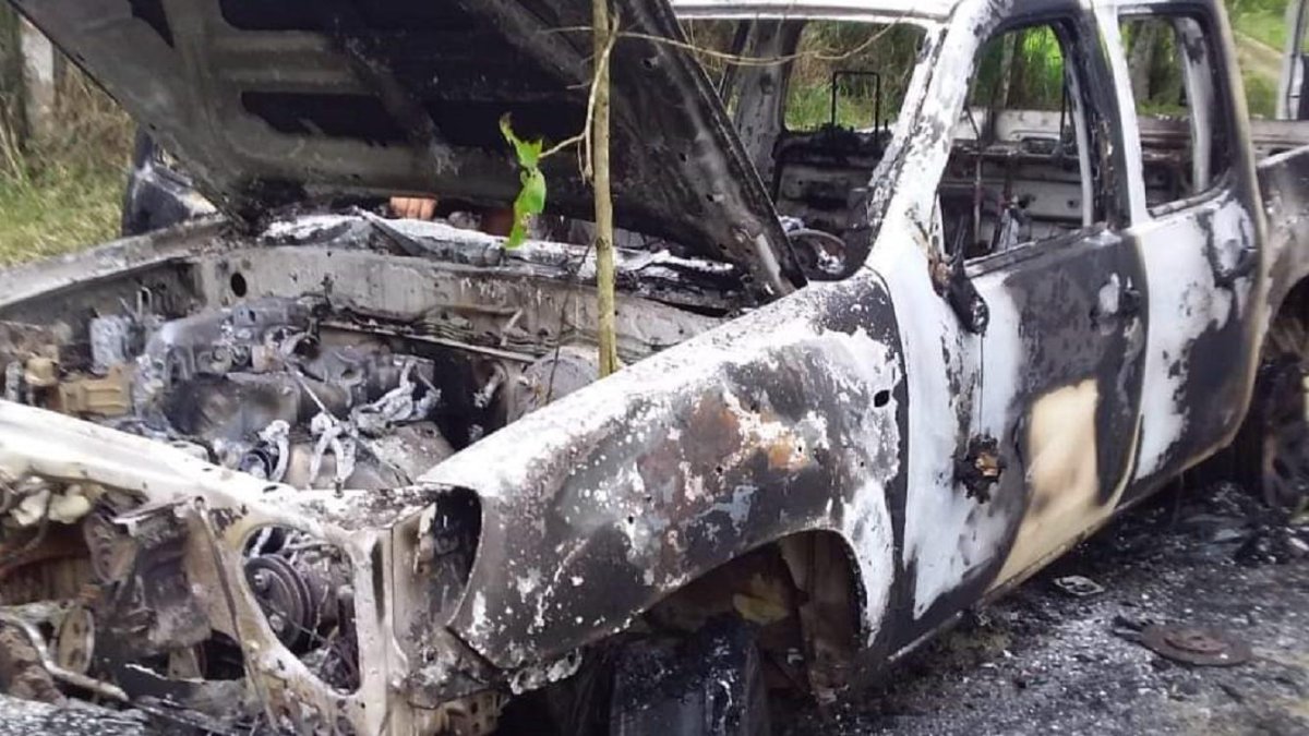 Junto a los cuerpos en llamas estaba un vehículo tipo camioneta, también incinerado.