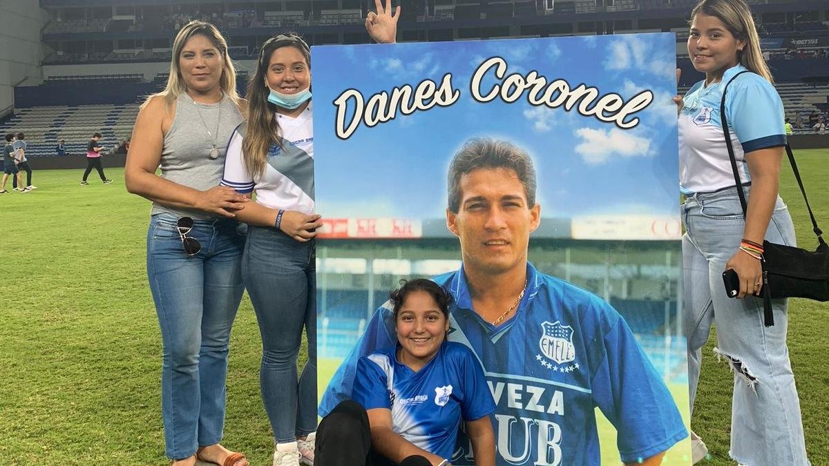 Mónica y sus hijas Danna, Emiliany y Paula Coronel en un homenaje que se le hizo a Dannes en el Capwell.