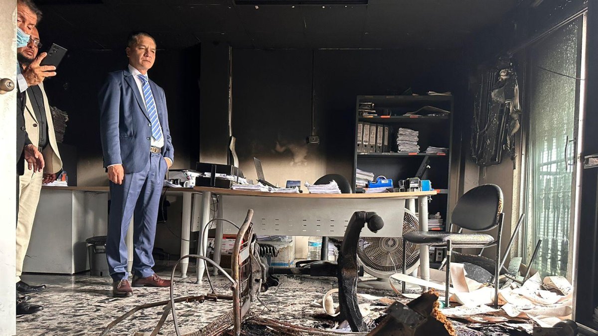 Wilman Terán, presidente del Consejo de la Judicatura, atestiguó los daños por el incendio en una unidad judicial de Esmeraldas.