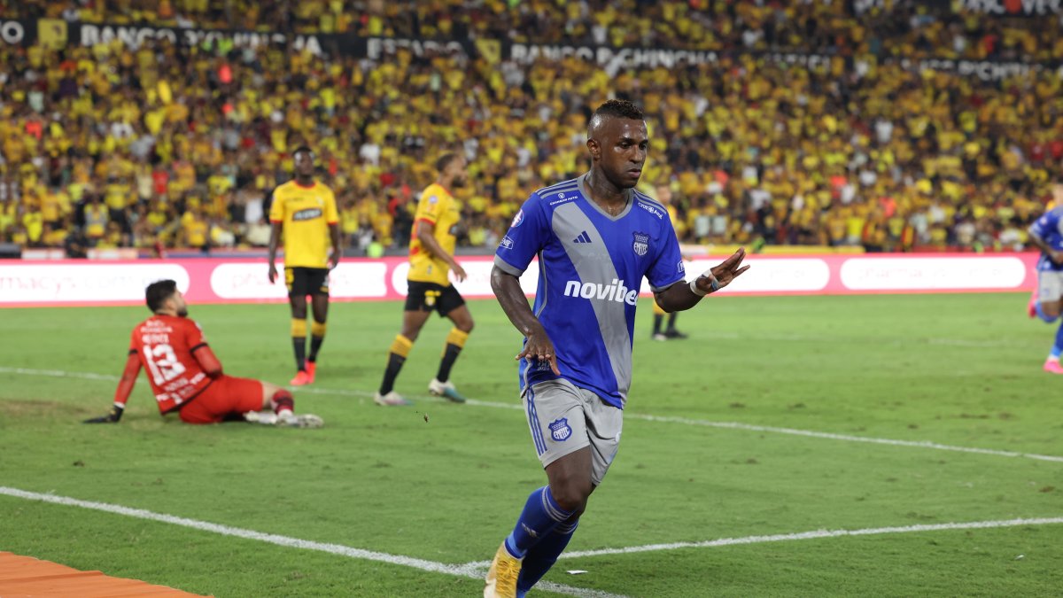 Miller Bolaños celebra tras marcar uno de sus dos goles a Barcelona en el estadio Monumental.