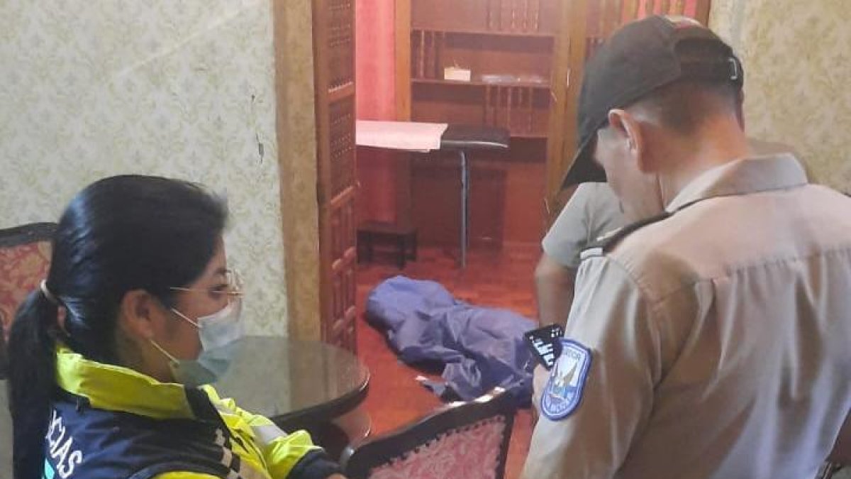 Los policías llegaron al sitio y encontraron a la madre de familia en el piso. La habían bajado de la camilla para intentar reanimarla.