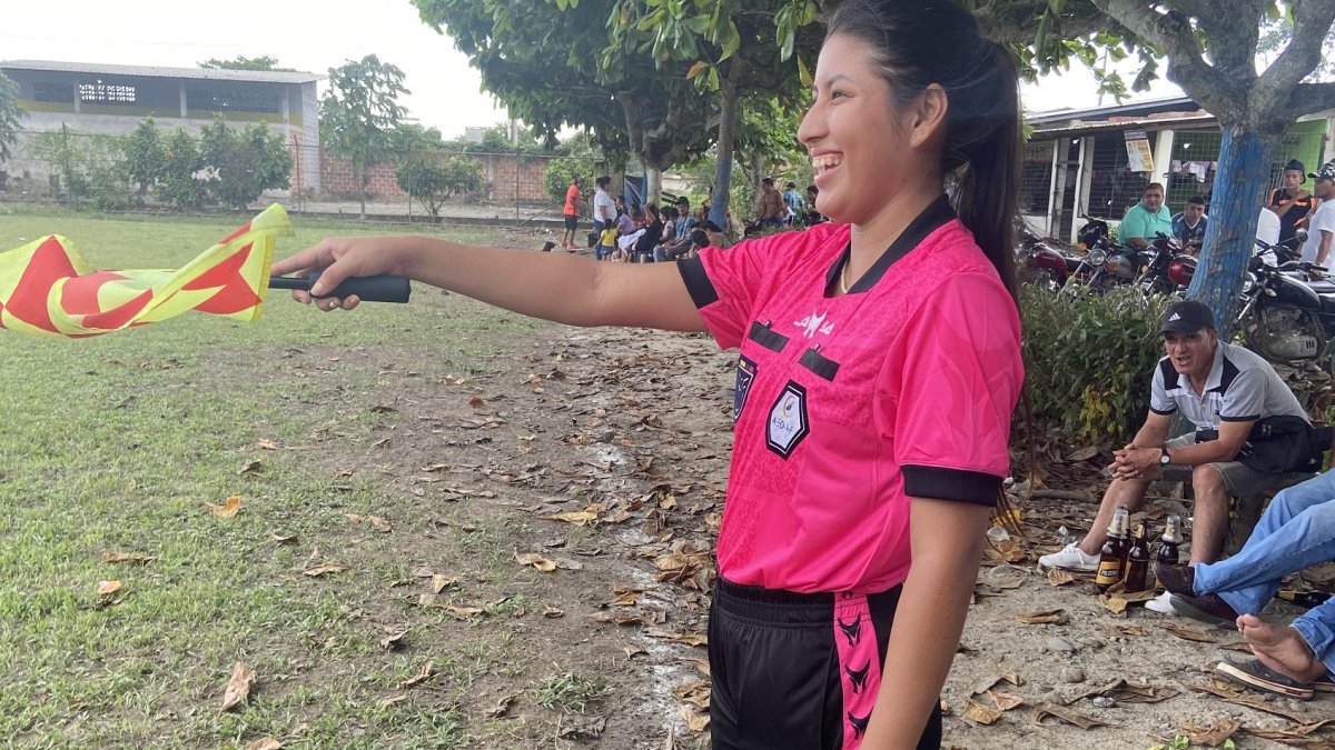 La árbitra Leslie Pilozo en plena acción en el estadio de Nueva Unión.
