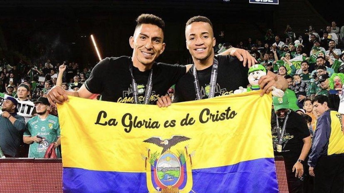 La Gloria es de Cristo decía una frase en la bandera de Ángel Mena y Byron Castillo.