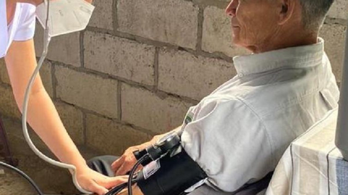 Con tomas de presión y charlas sobre los cuidados, médicos y enfermeras expusieron a la población sobre los riesgos de padecer de hipertensión.