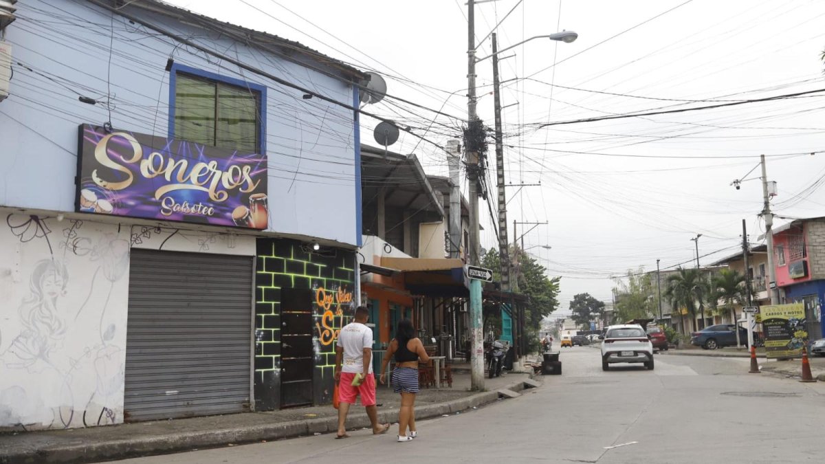 Tres hombres fueron asesinados en un centro de diversión nocturna, en la cooperativa Gallegos Lara, en Guayaquil.