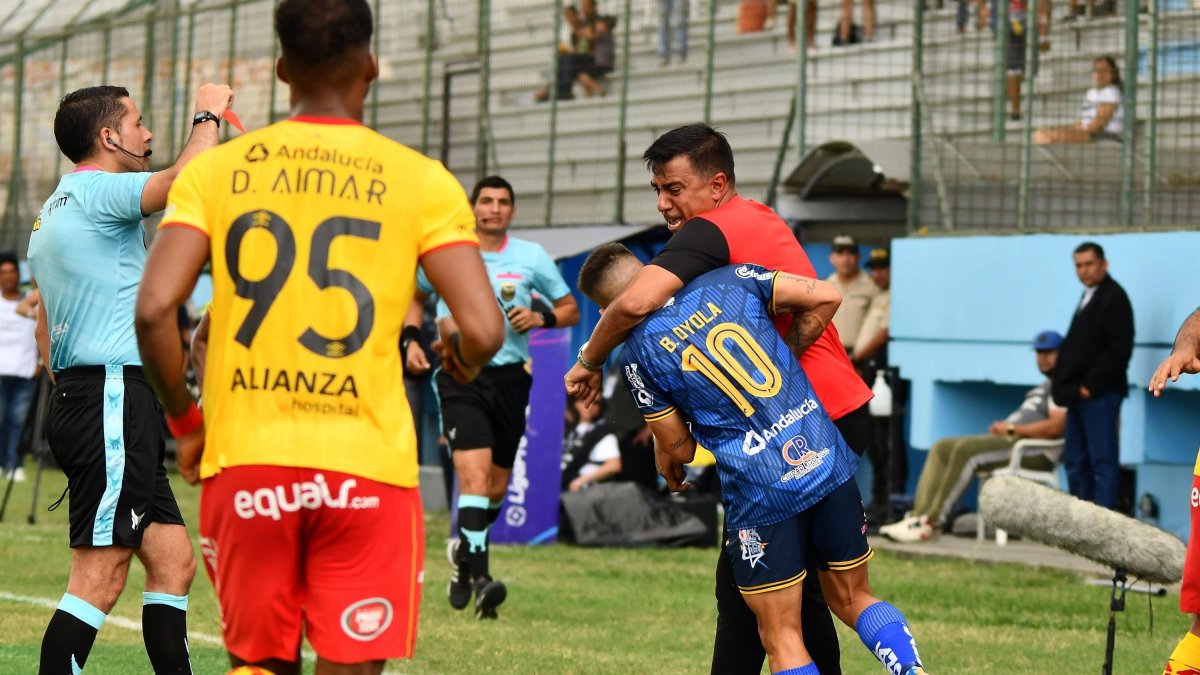 César Farías (rojo) golpeó al argentino Brian Oyola, quien se acercó a reclamarle por antes haber agredido a un compañero.