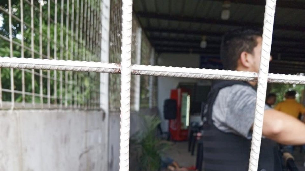 En el sitio del crimen, los agentes recopilaron 12 indicios balísticos.