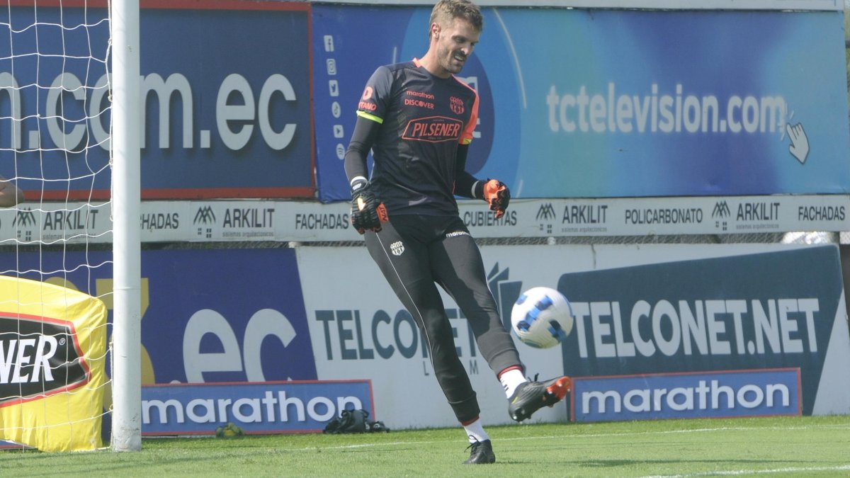 Burrai expresó gestos de dolor durante la entrada en calor, previo al cotejo contra Guayaquil City.