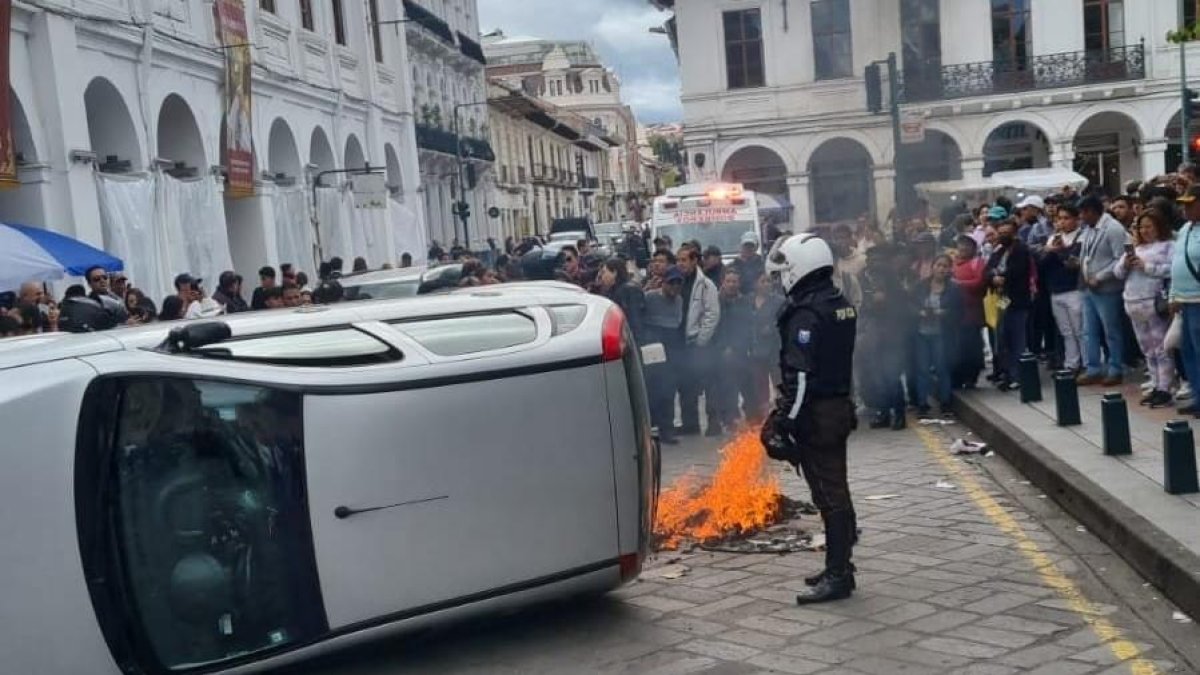 Ciudadanos viraron un auto en el que se movilizaban presuntos delincuentes en Cuenca.