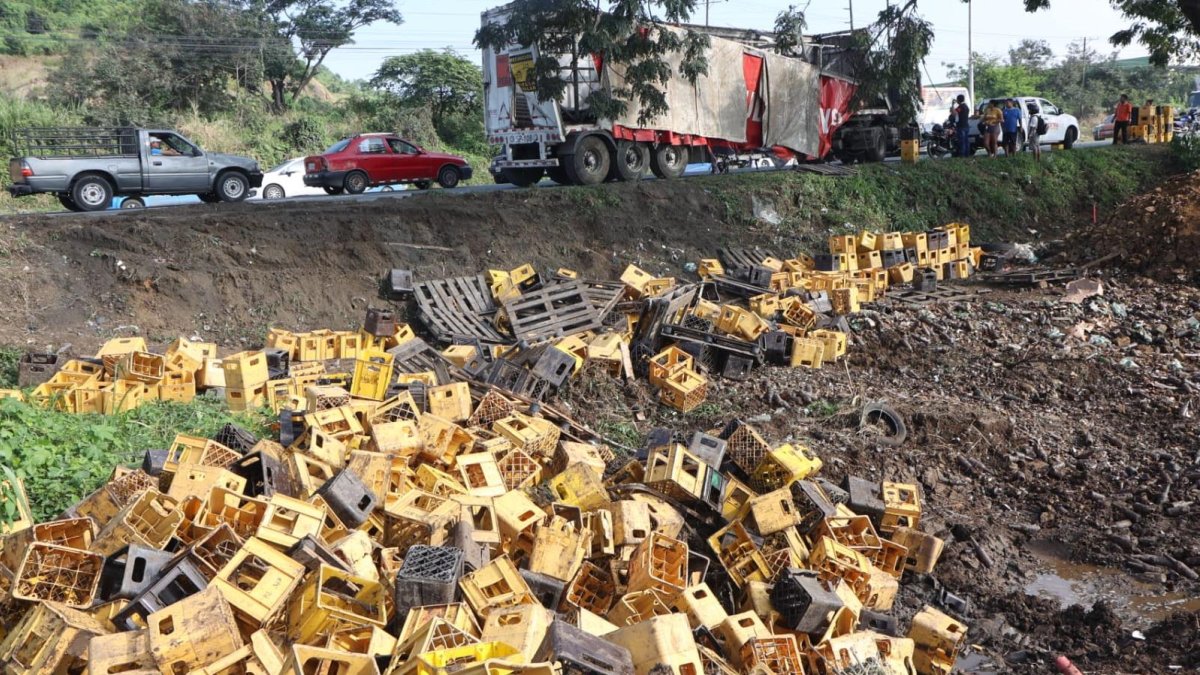 Varias jabas cayeron de un vehículo en la vía a Daule este sábado 17 de junio.
