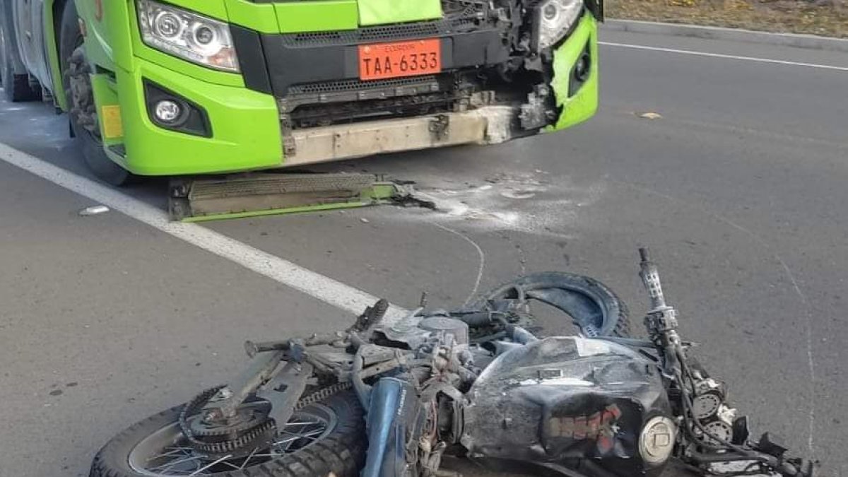 La moto quedó destrozada en la vía.