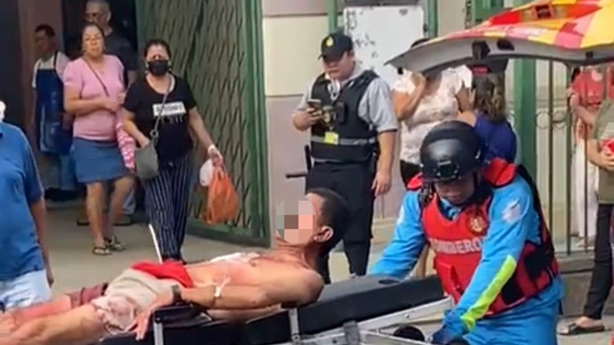 El hombre fue retirado en una ambulancia hacia una casa de salud y se encuentra estable.