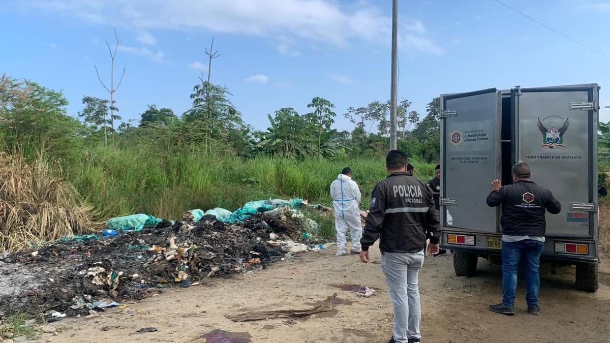 Los cadáveres fueron encontrados apilados en medio de la basura.