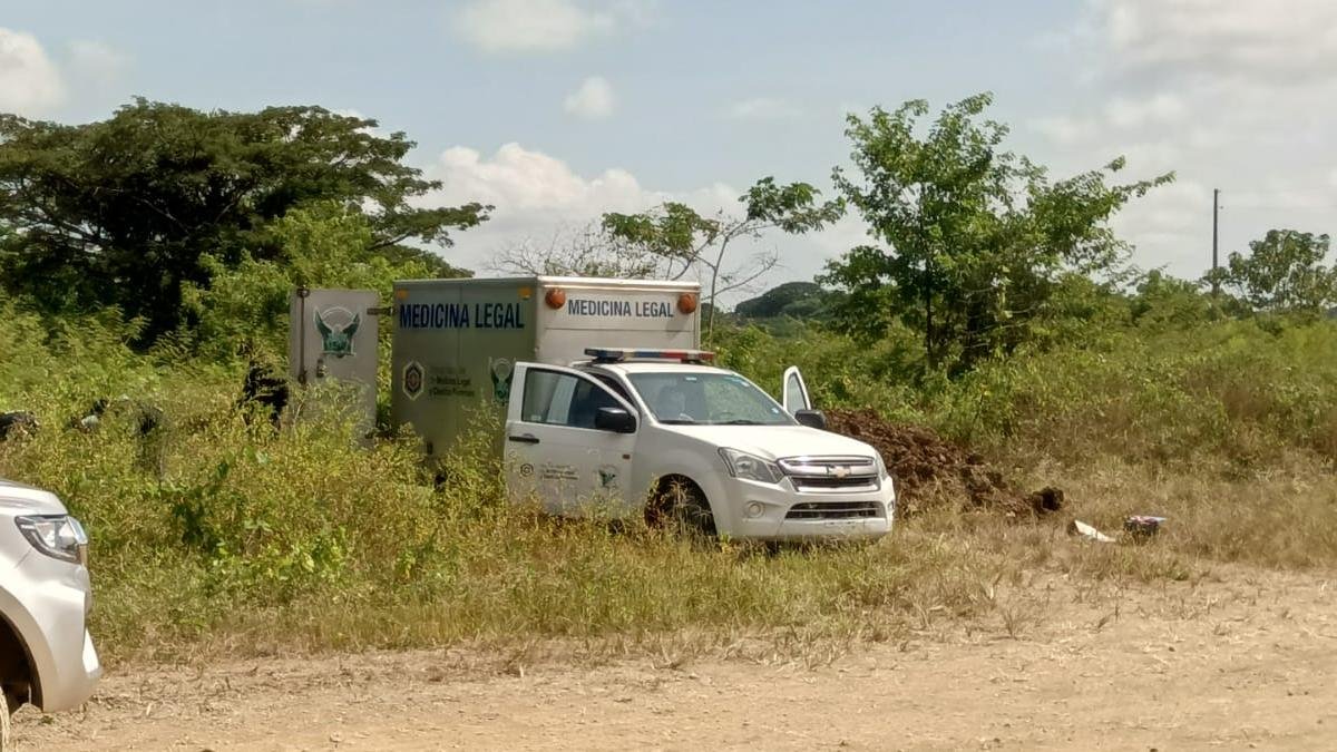 A unos tres kilómetros encontraron un cuerpo con las piernas cortadas.