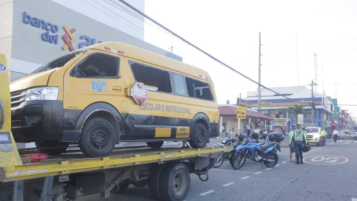 El vehículo escolar quedó virado sobre la calzada. Luego fue retirado por una grúa.