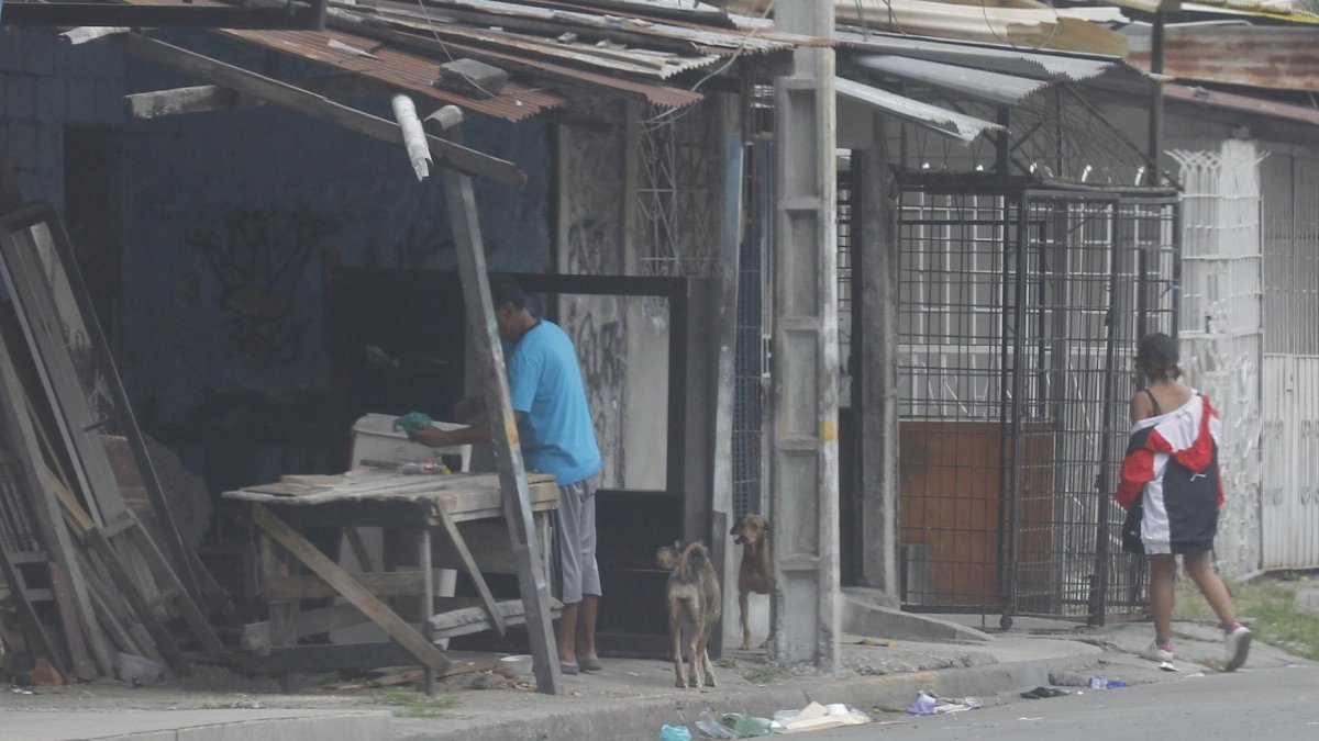 Este jueves, en  el domicilio en el que se produjo el crimen, alistaban lo necesario para el velorio.
