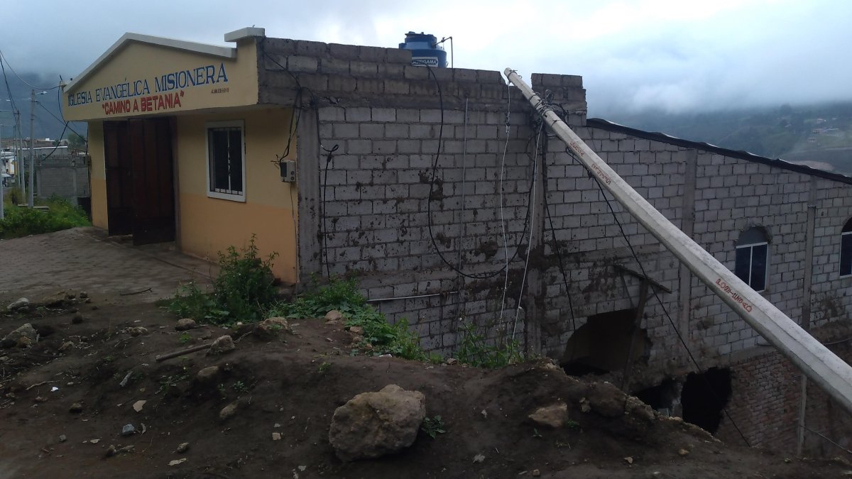 Al lado de la construcción de la iglesia, pasó el gran deslizamiento de tierra, el cual hizo que un poste cayera sobre su techo y perforara dos paredes. No hubo muertos ni heridos en la grey.