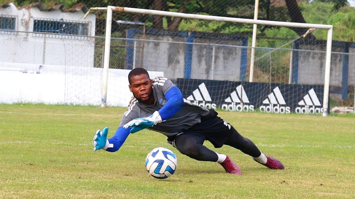 Jostyn Mina (foto) sería el reemplazante de Pedro Ortiz, que estaría ausente por una molestia muscular.