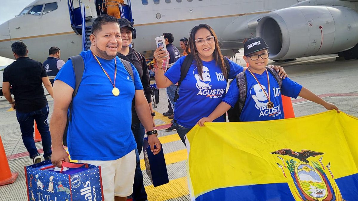 Pasajeros de la ruta aérea Panamá-Manta a su arribo.