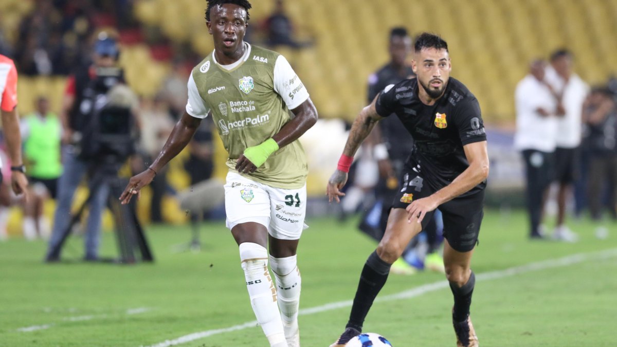 Francisco Fydriszewski (d) llegó esta temporada a Barcelona, por pedido de Fabián Bustos.