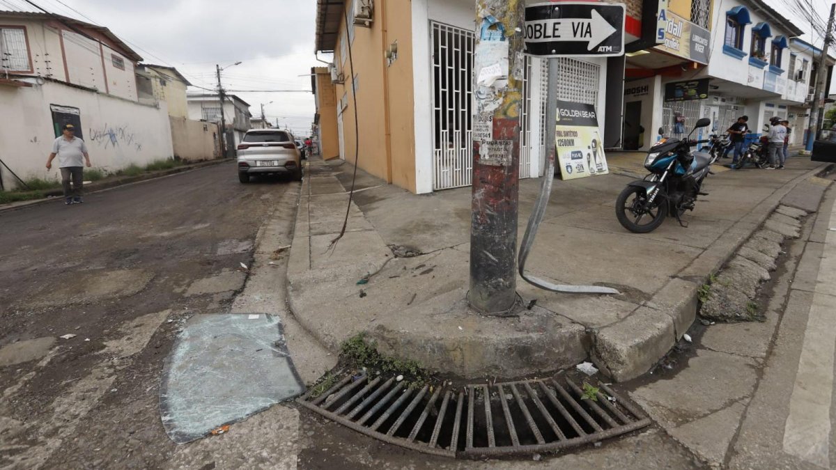 La madrugada de este viernes 7 de julio un auto se impactó contra un poste en la av. Manuel Gómez Lince, sector Mucho Lote 1. El conductor murió.