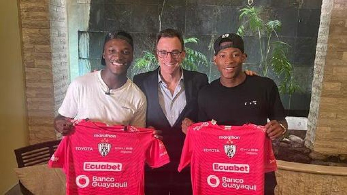 Moisés Caicedo (i) y Gonzalo Plata (d), junto a Michel Deller, presidente de Independiente del Valle, equipo donde ambos tuvieron sus inicios.