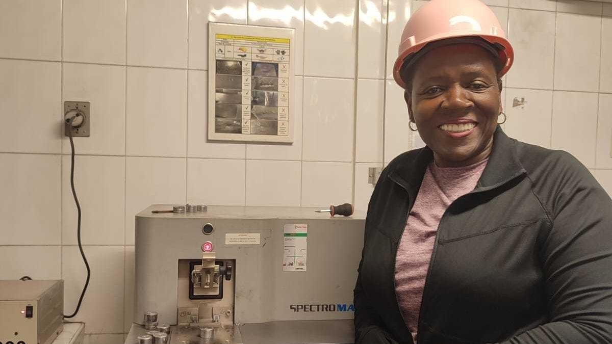 Carmita es la encargada de supervisar la logística interna en una empresa metalúrgica ecuatoriana con sede en San Luis Potosí, México. A veces, apoya con la producción.